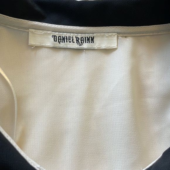 Sheer sleeveless button-down blouse - Picture 3 of 5